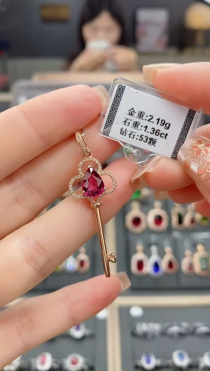 【闪购商品】碧玺颈饰18K金镶嵌1.36   
