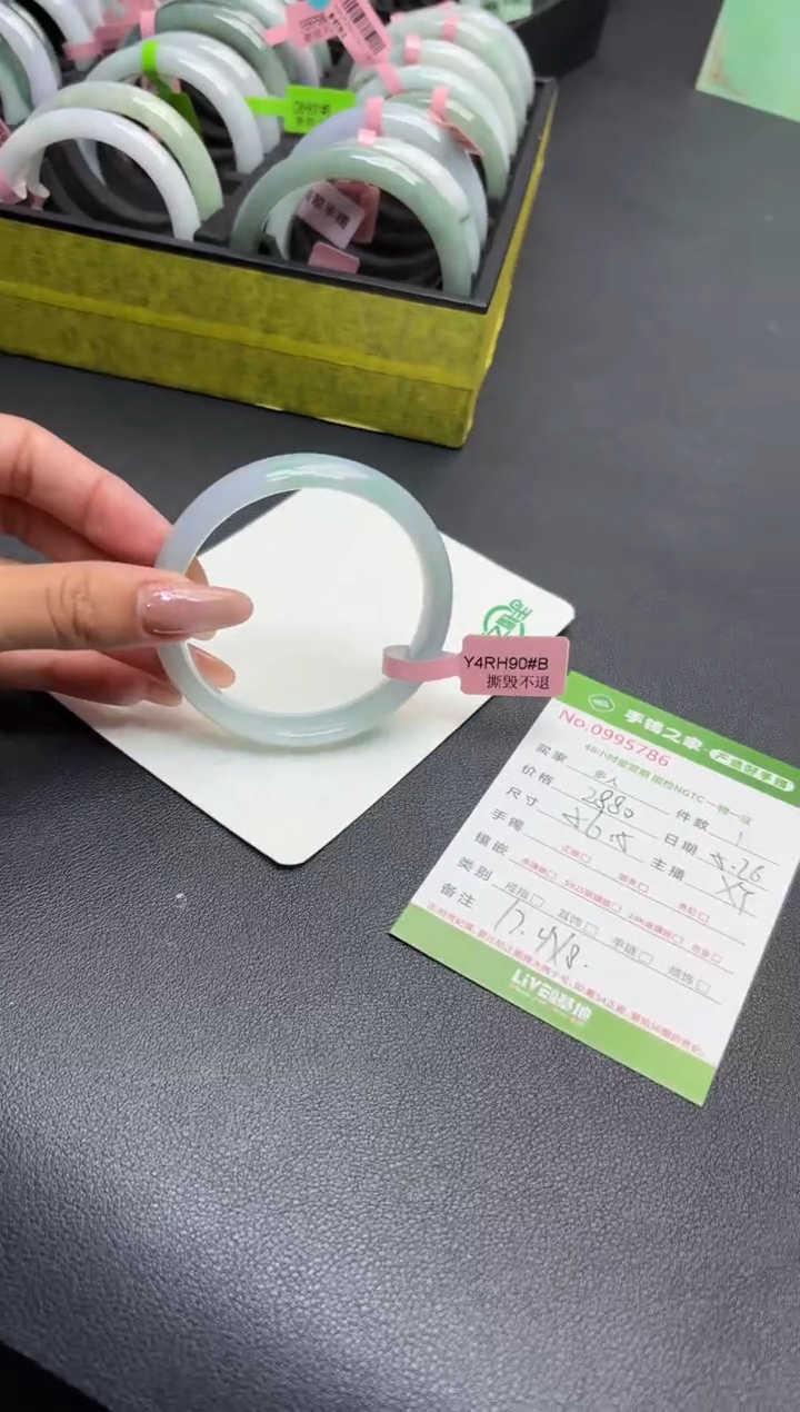 翡翠手镯未镶嵌多人