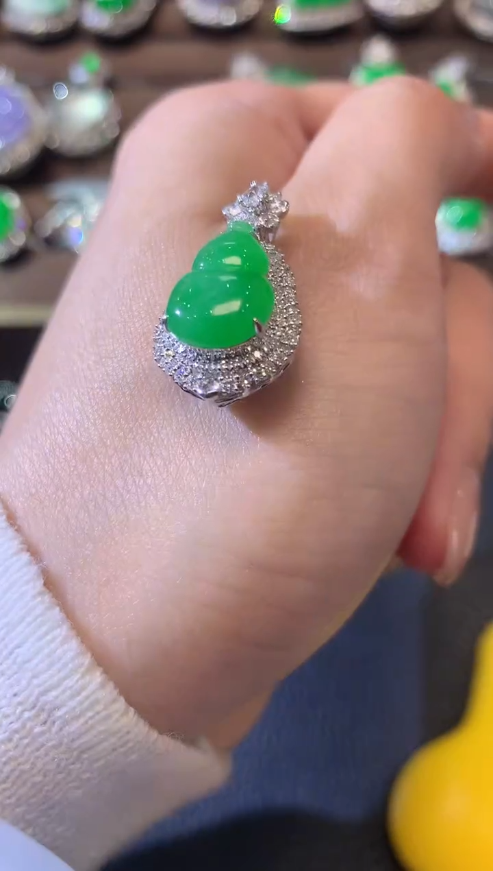 【闪购商品】翡翠吊坠(不含链)18K金镶嵌C60