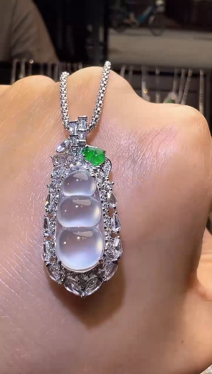 颈饰18K金镶嵌翡翠福豆