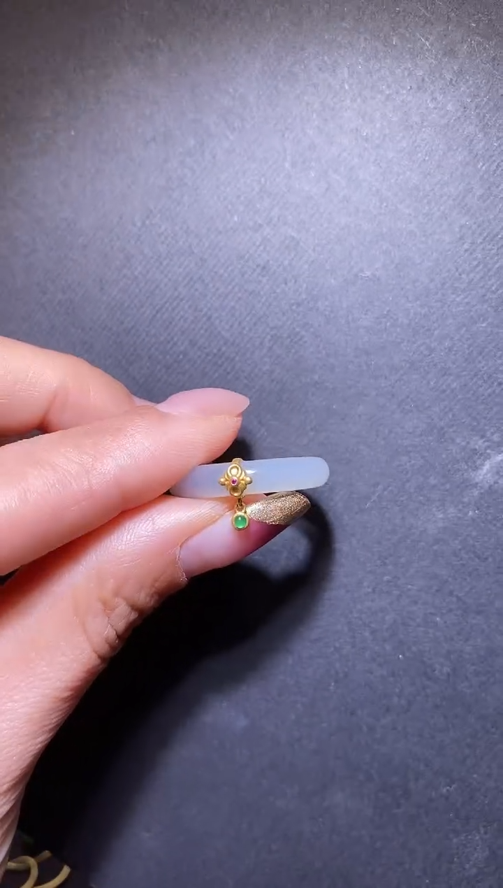 18K金镶嵌戒指翡翠祝***安翡翠乌鸡指圈