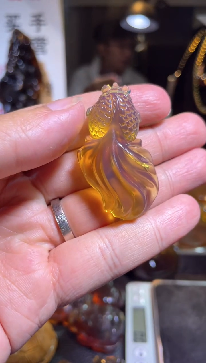 【闪购商品】琥珀裸石未镶嵌金蓝 小金鱼