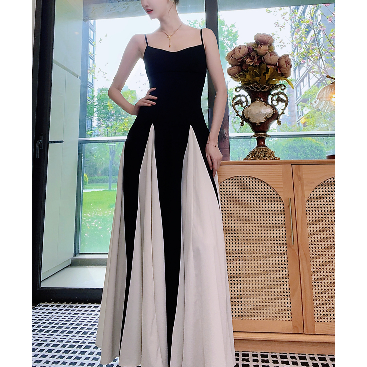 法式赫本风黑白拼色吊带大摆修身显瘦连衣裙