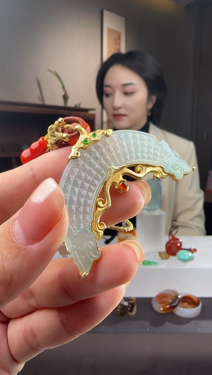 颈饰18K金镶嵌翡翠玉桓