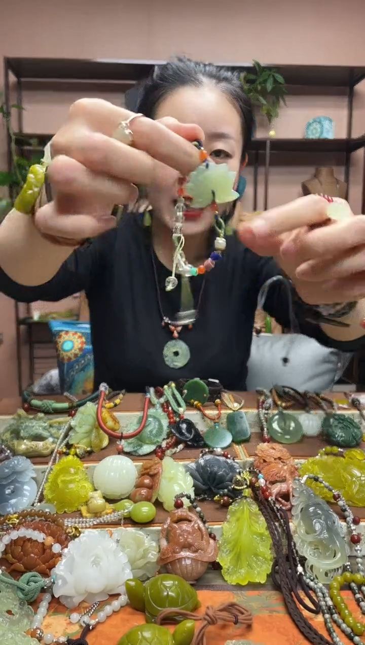 未镶嵌岫玉颈饰·