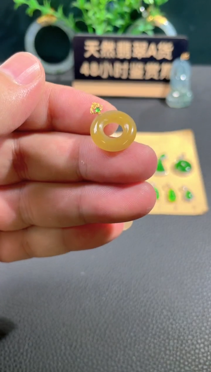 翡翠18K金镶嵌颈饰翡翠