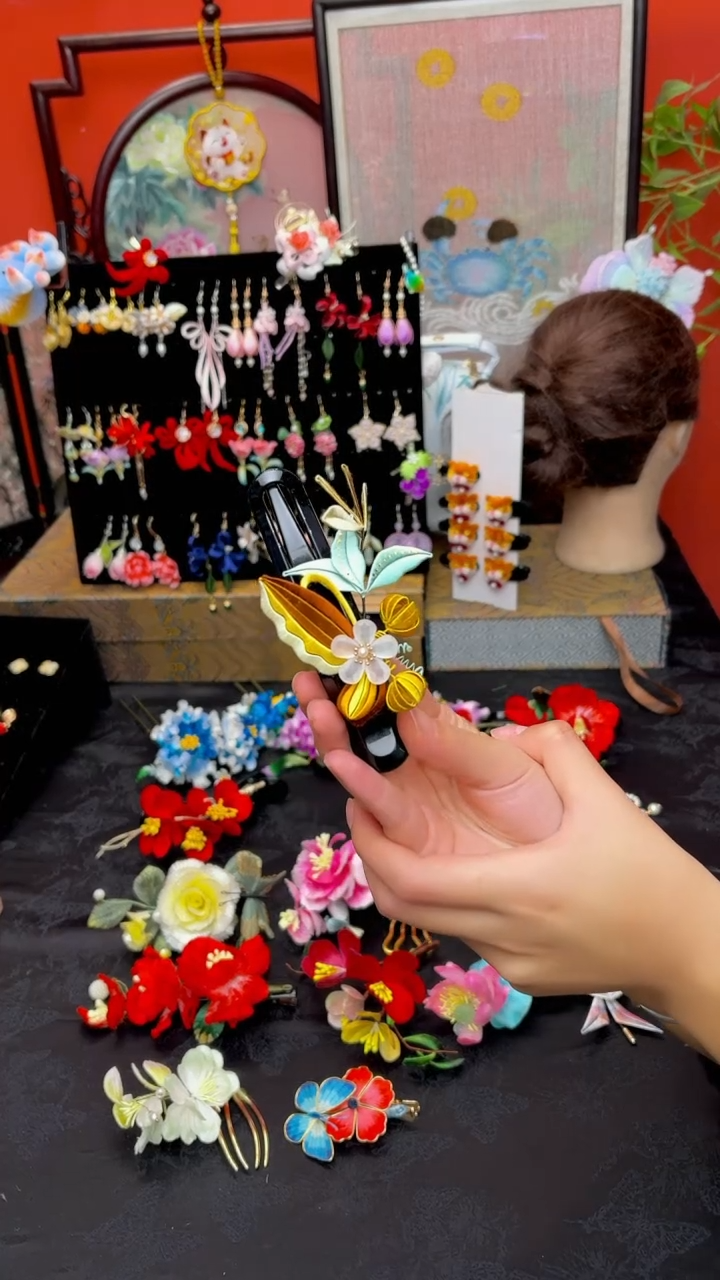刺绣采****?非遗苏绣手工饰品