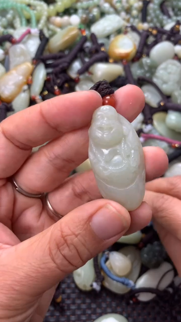 和田玉未镶嵌颈饰（多样性发一件）没有证书有瑕