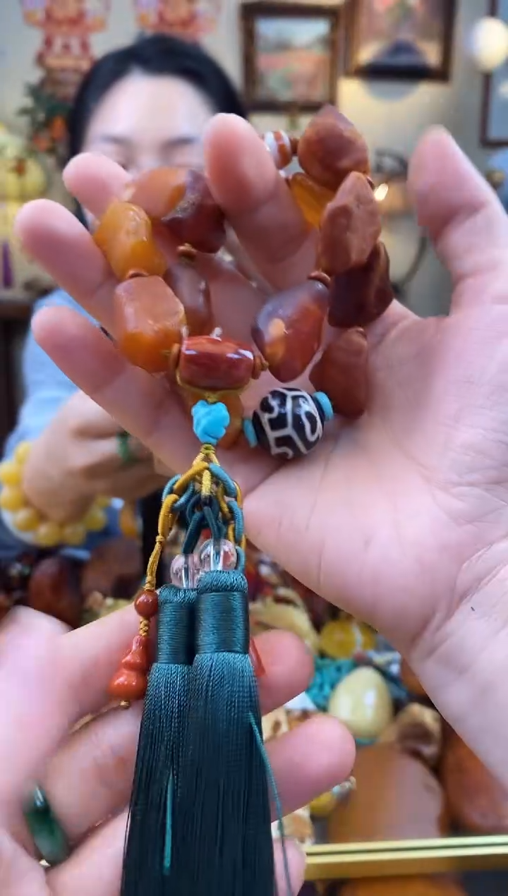 未镶嵌琥珀手串手持