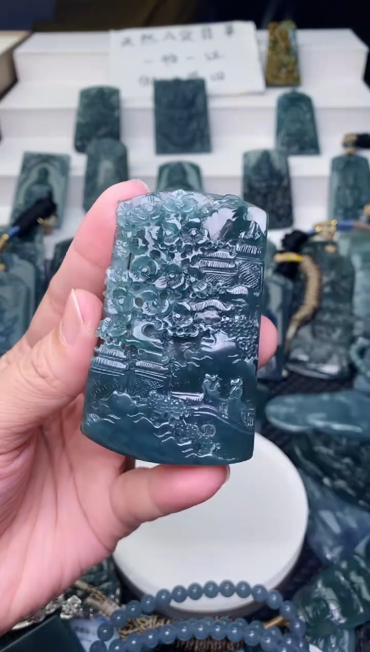 颈饰未镶嵌翡翠          