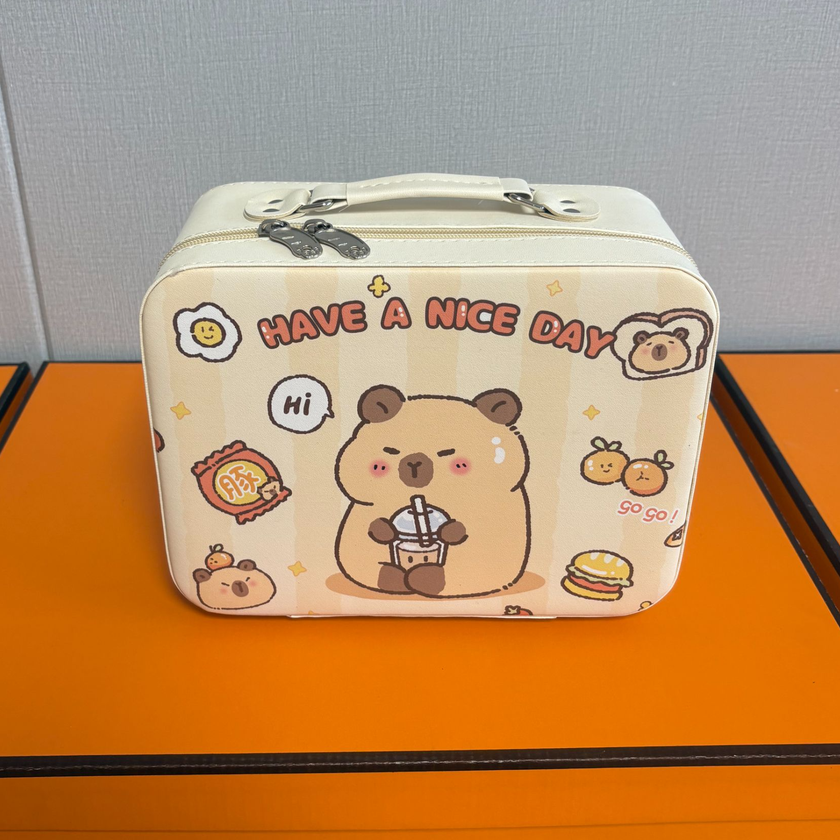 卡皮巴拉收纳箱可爱水豚手提化妆箱