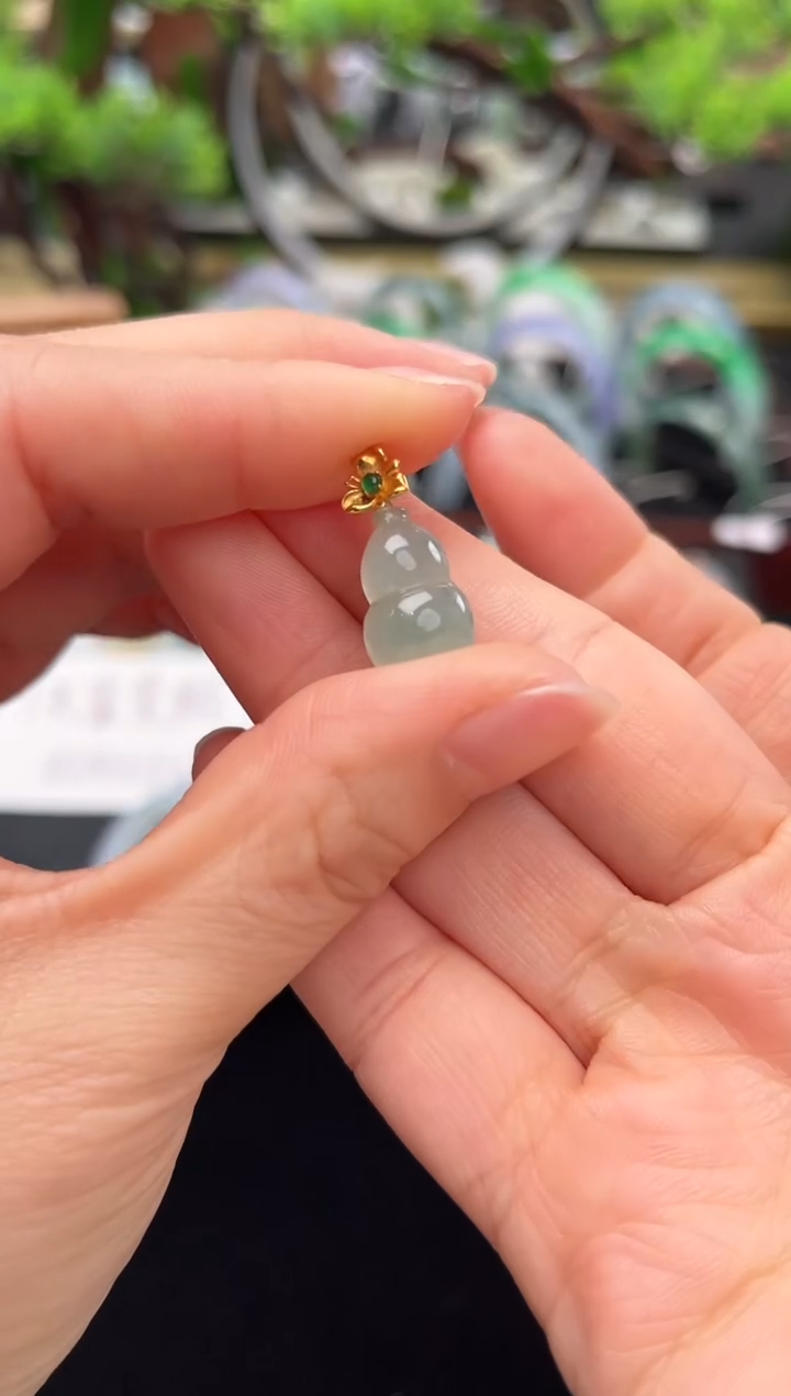 颈饰18K金镶嵌翡翠吊坠