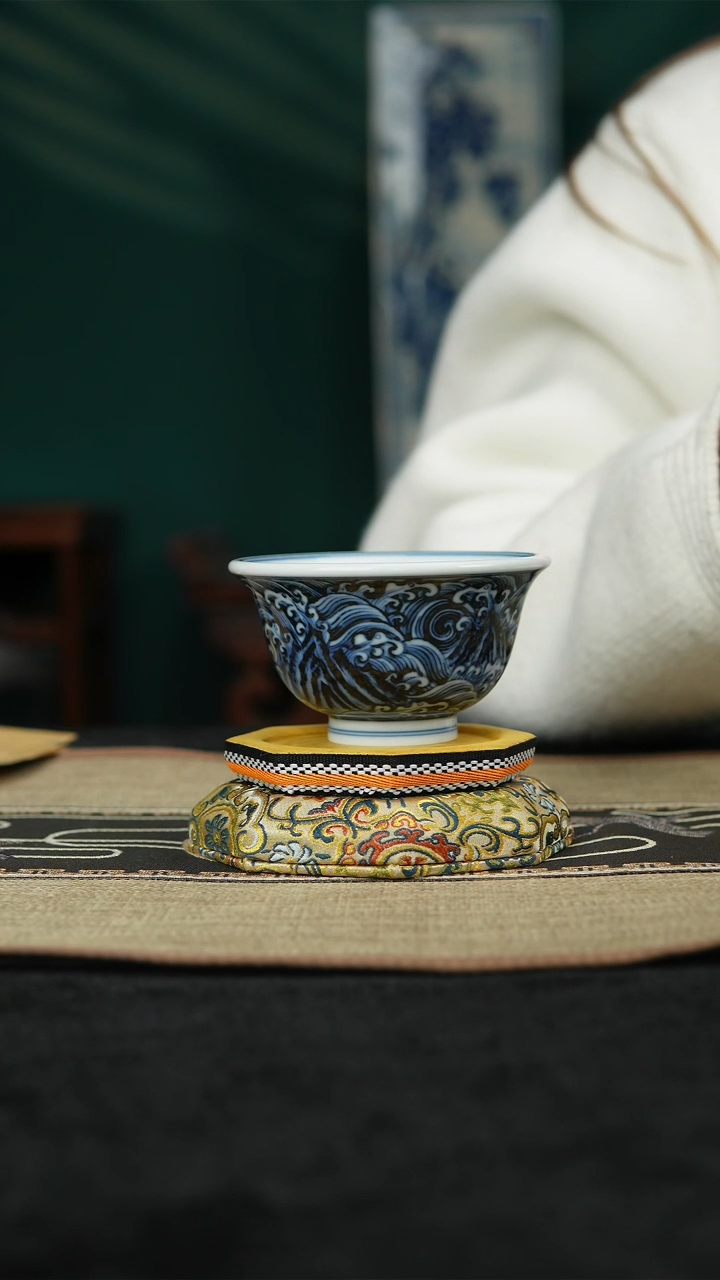 【闪购商品】青花江崖海水纹压手杯