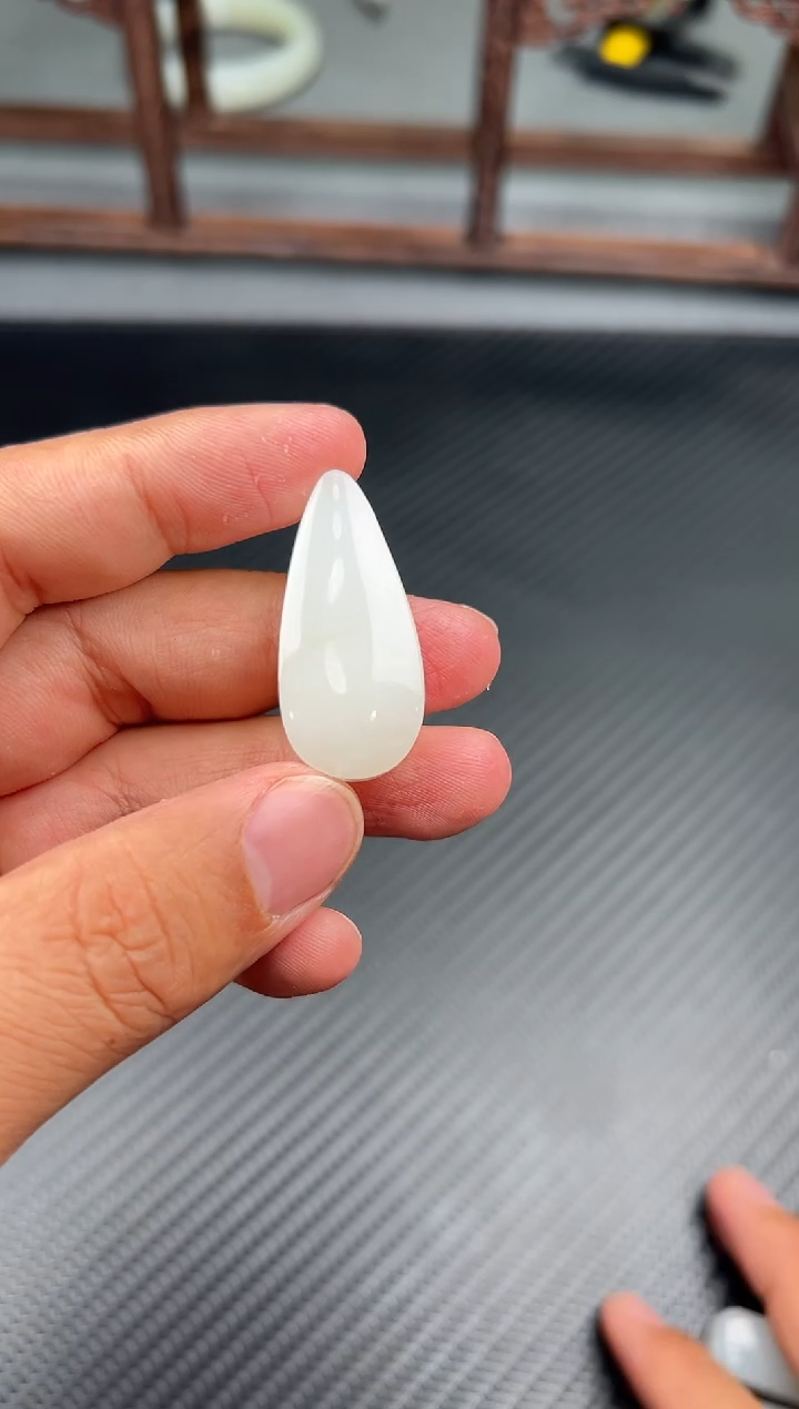 吊坠(赠链)未镶嵌和田玉黑山微色差吊坠MH