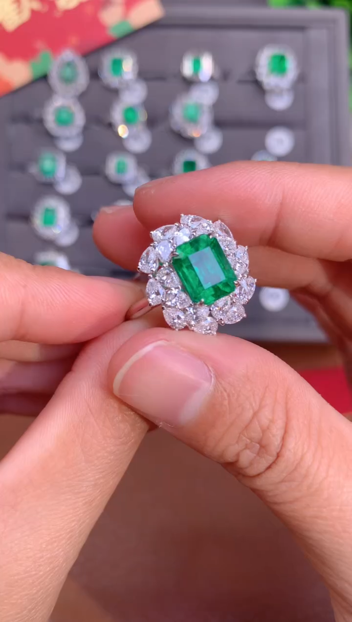 【闪购商品】祖母绿戒指18K金镶嵌2.81CT   沃顿