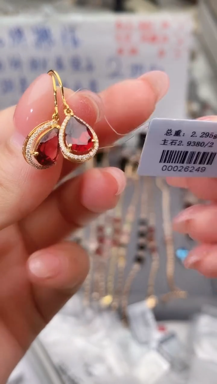 18K金镶嵌耳饰石榴石--专柜--