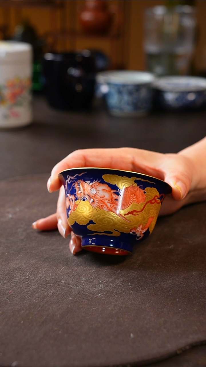 【闪购商品】蓝底堆金祥云龙纹压手杯
