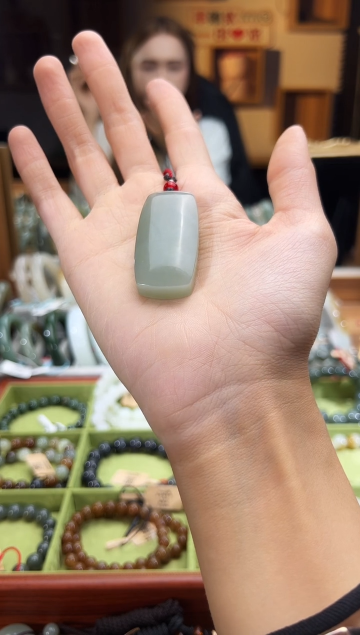 吊坠(赠链)未镶嵌和田玉且末料青白玉无事牌