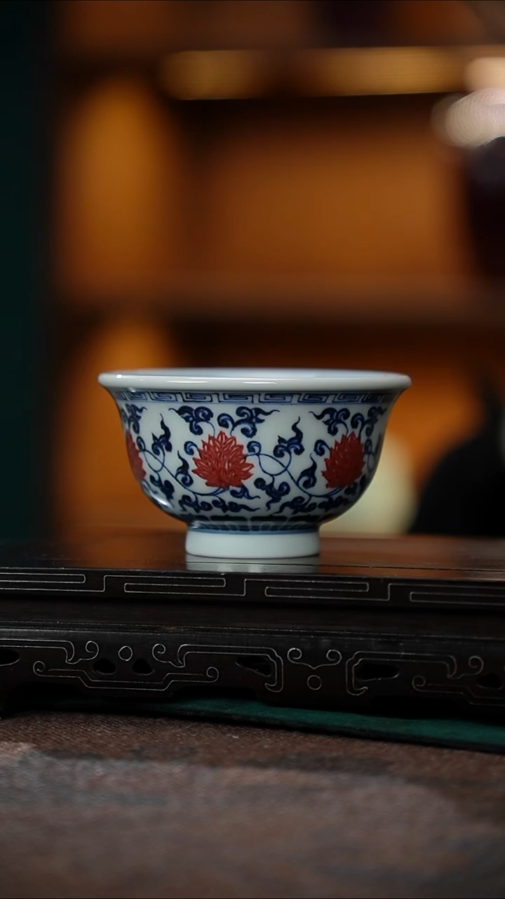 113-3青花釉里红缠枝莲压手杯（林泉）