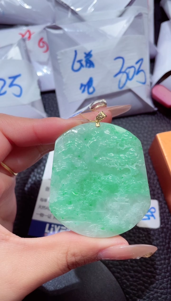 颈饰18K金镶嵌翡翠666