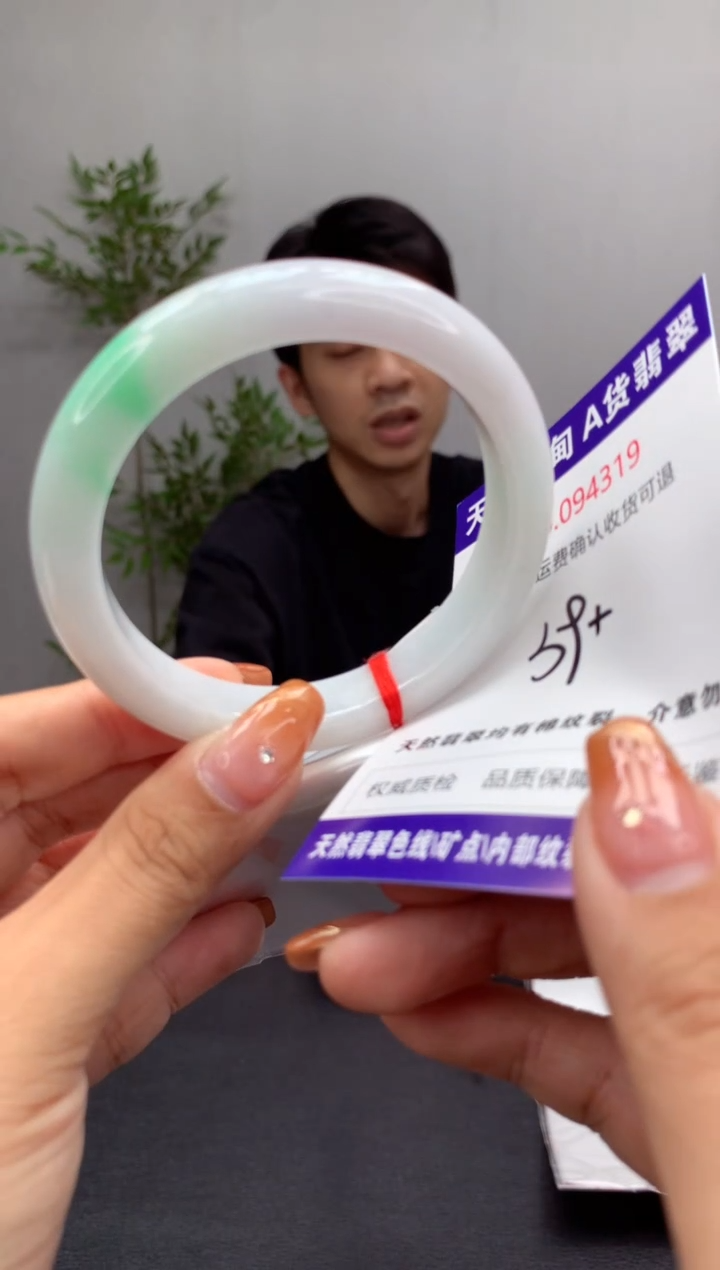 未镶嵌手镯翡翠有纹，完美者勿拍
