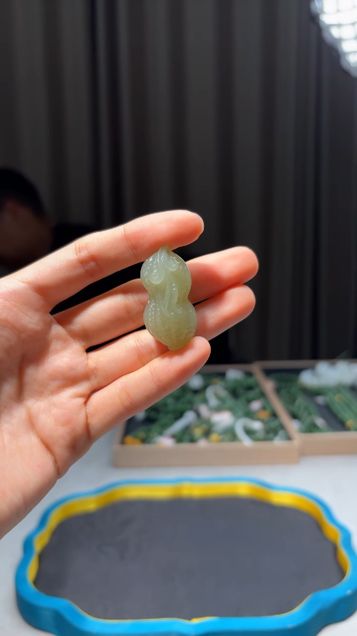 琥珀颈饰未镶嵌好事发生