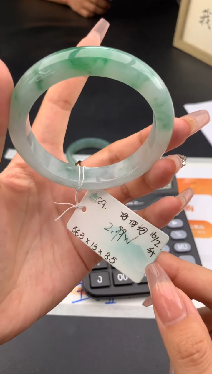 【闪购商品】翡翠手镯未镶嵌 #情人节#送礼，下单联系客服核对地址~