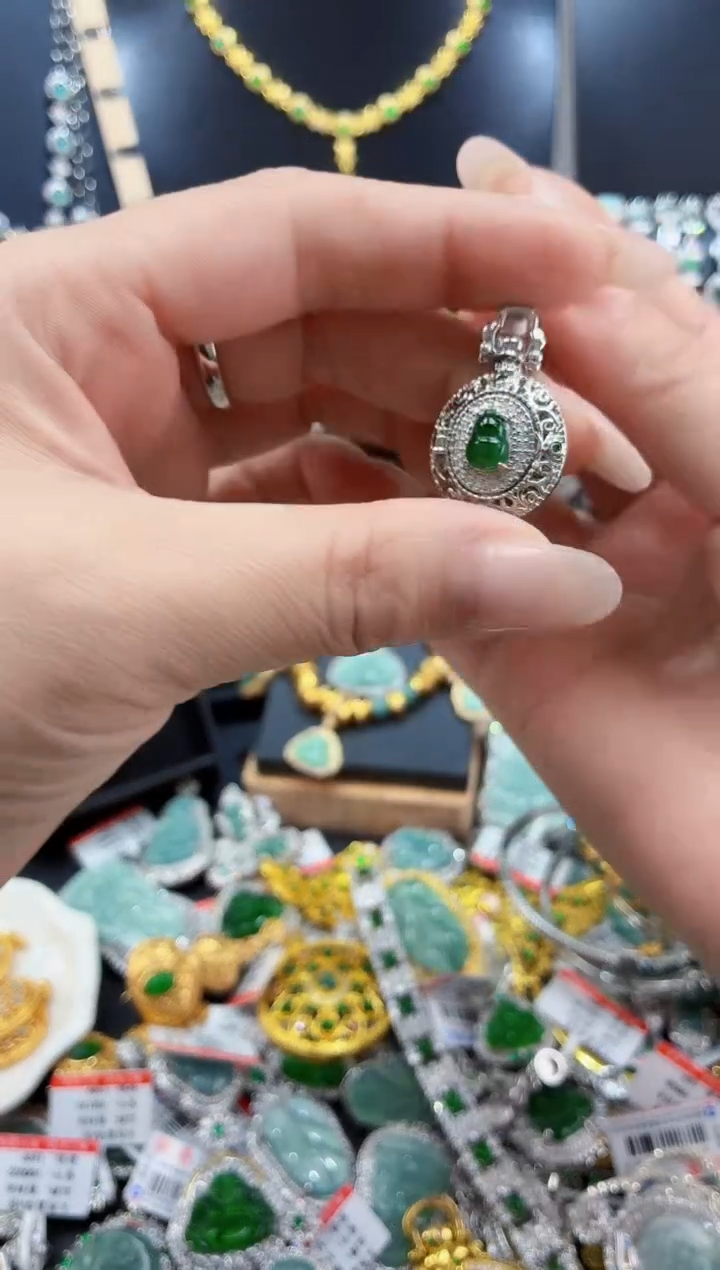 翡翠未镶嵌颈饰天然翡翠a货 多样性发其一