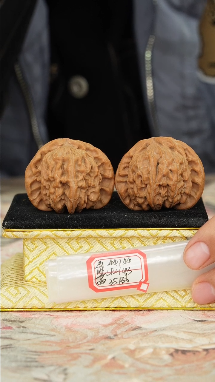 【闪购商品】文玩核桃把件白狮子