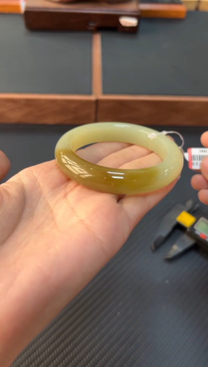 和田玉未镶嵌手镯且末微色差近矿二号矿54+