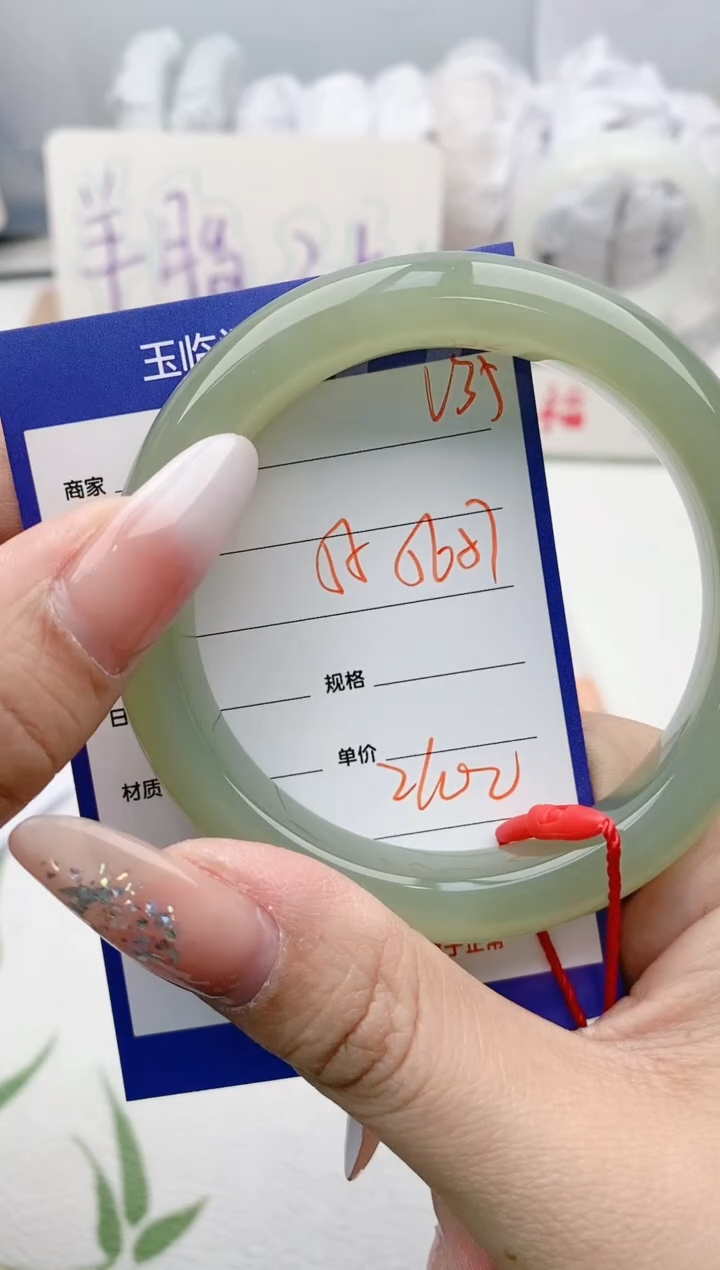 【闪购商品】和田玉手镯未镶嵌V35微色差