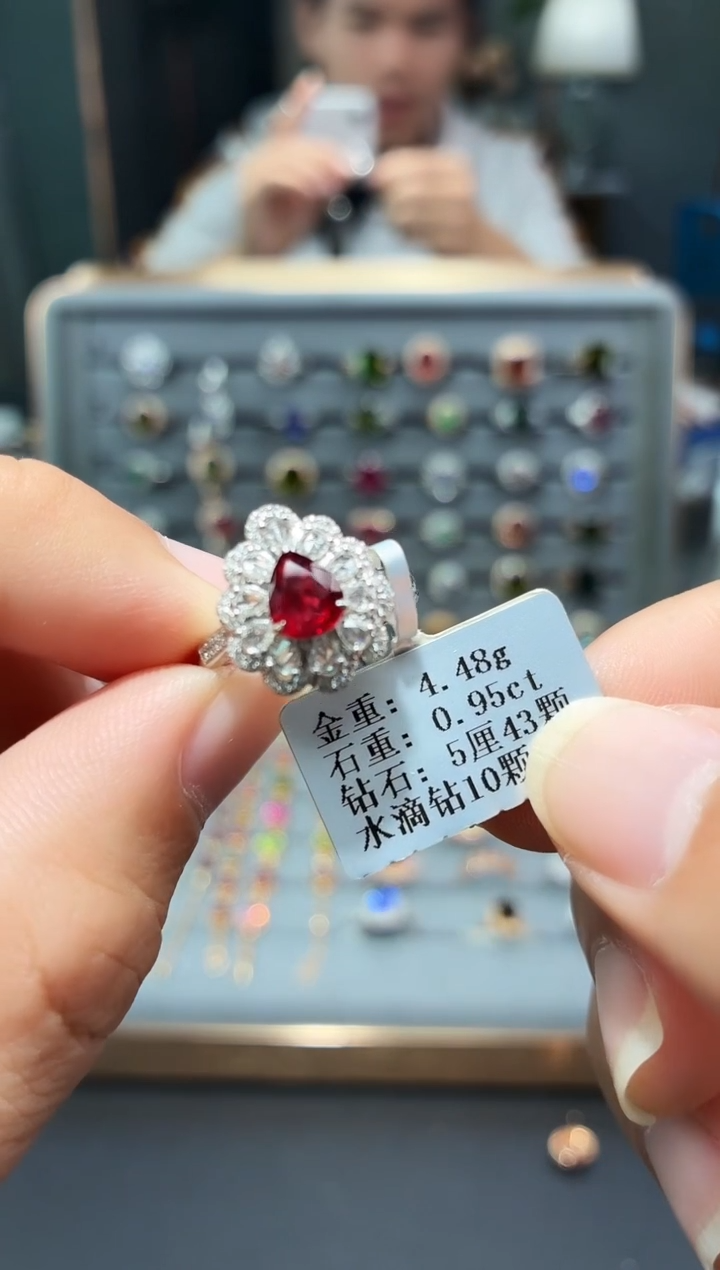 18K金镶嵌戒指红宝石0.95.