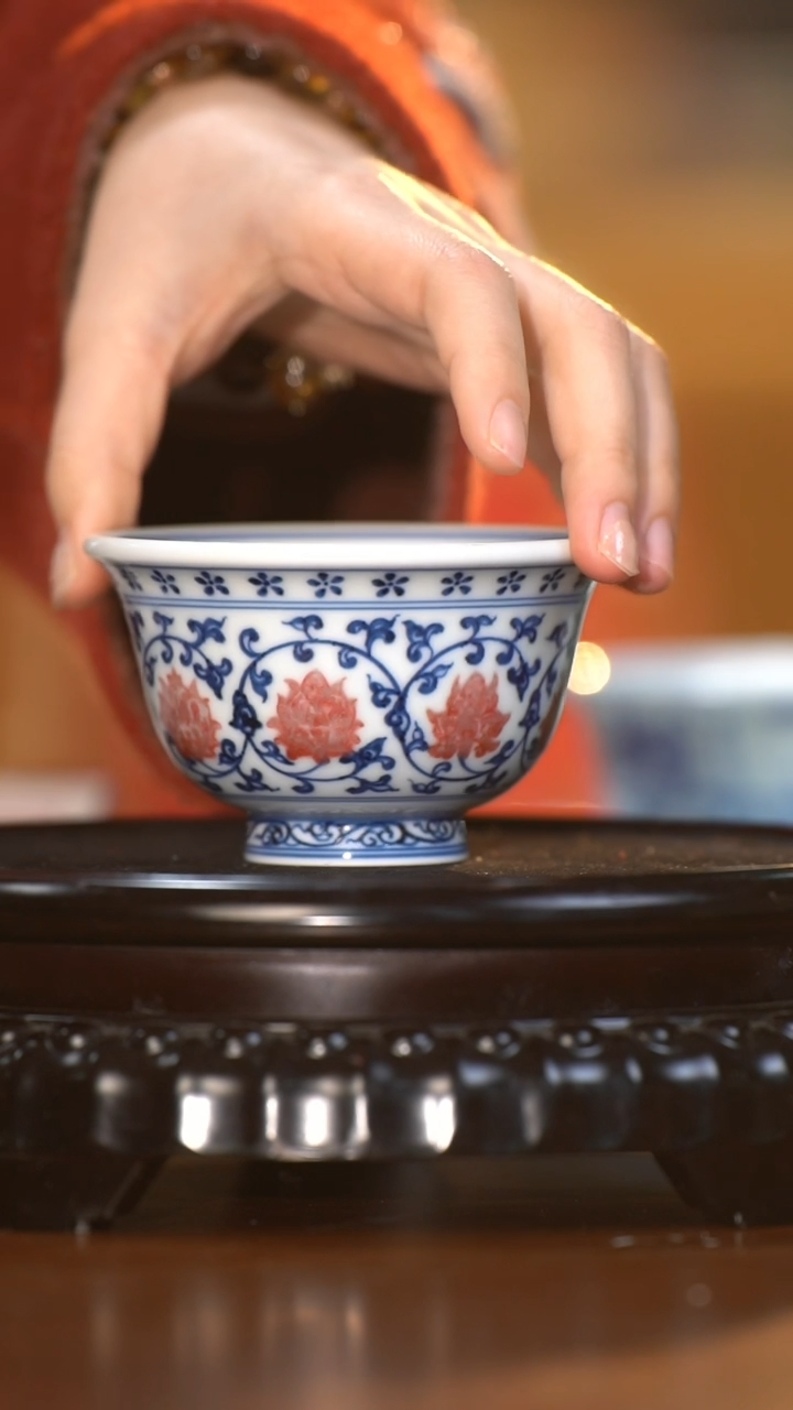 【闪购商品】杯[不一样瓷器]青花釉里红缠枝莲压手杯