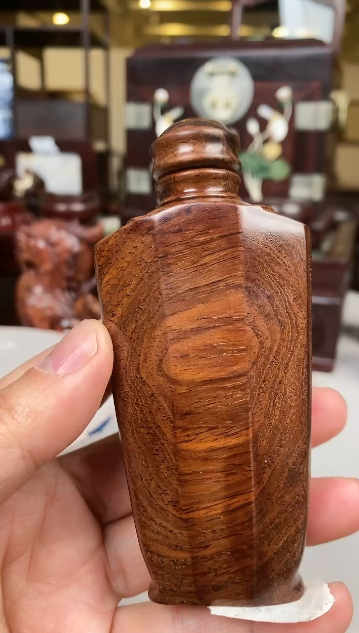 【闪购商品】花梨木类端景台海黄鼻烟壶