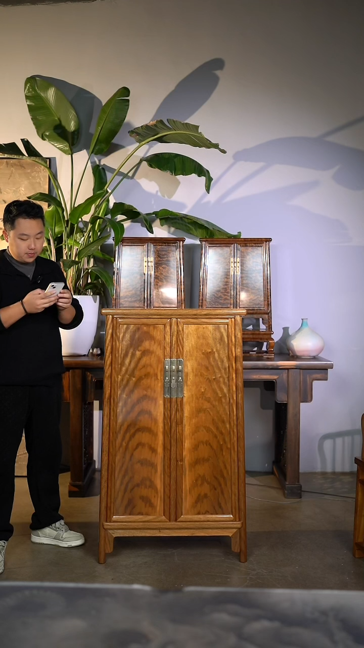 金丝楠老料独板满虎皮纹圆角柜