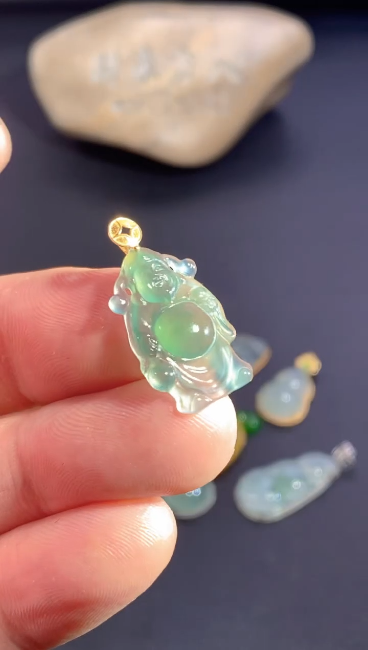 颈饰18K金镶嵌翡翠        