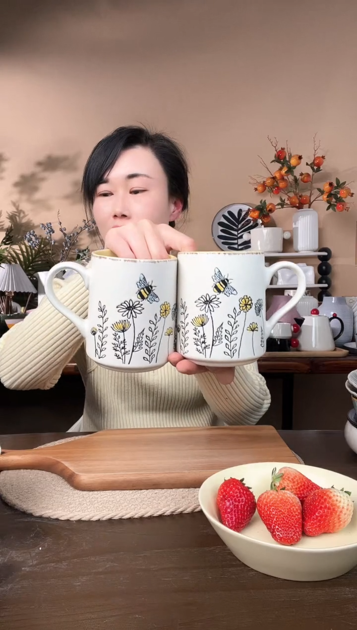 【闪购商品】瓷片手绘蜜蜂杯2只微瑕