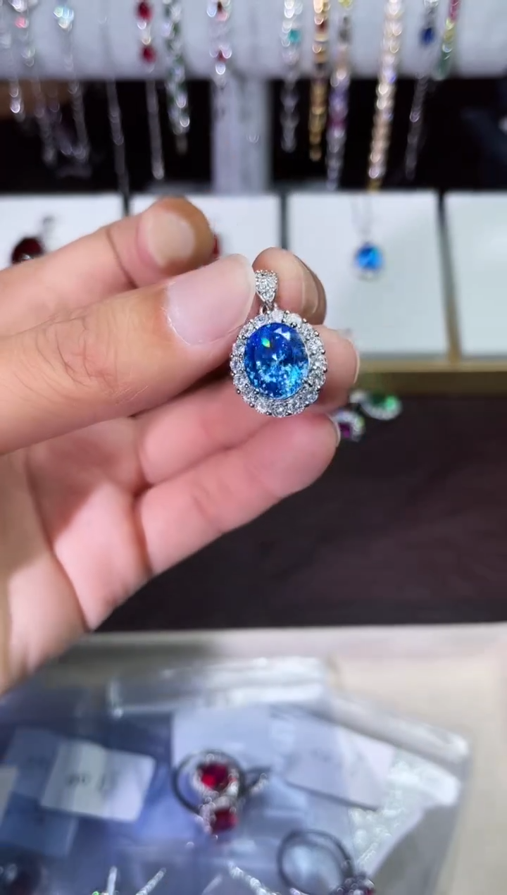 足铂镶嵌合成（培育）蓝宝石吊坠(赠链)蓝宝吊坠