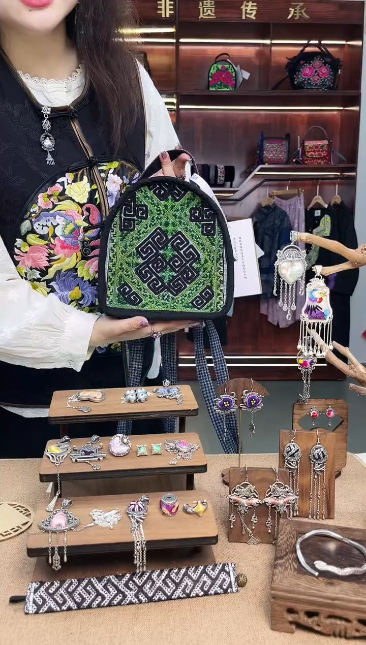 【闪购商品】织绣A02黔东南苗族刺绣