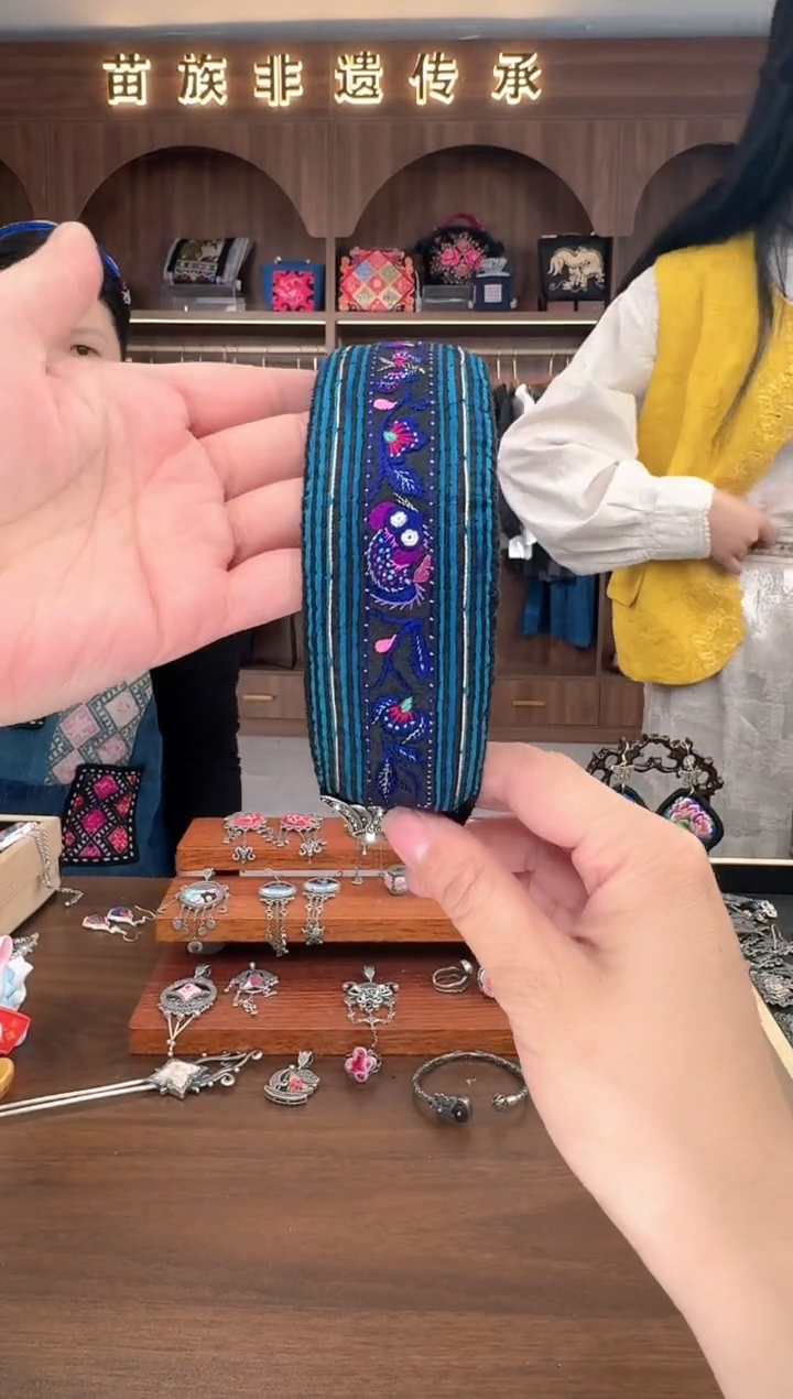 【闪购商品】织绣扶光苗绣传承L8