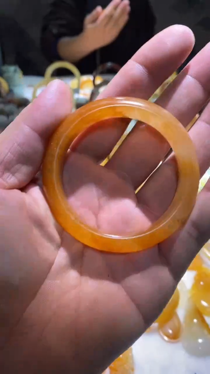 未镶嵌石英质玉手镯石英质玉手镯