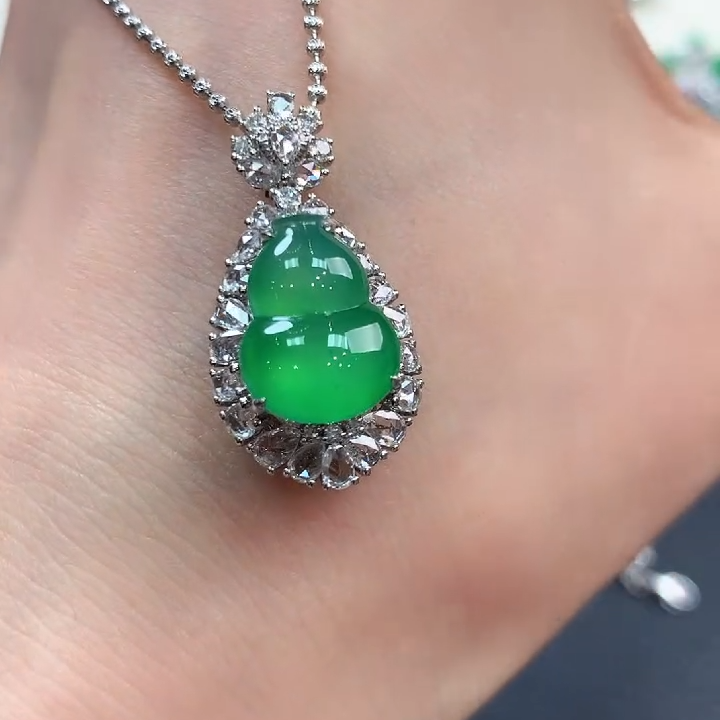 翡翠吊坠(不含链)18K金镶嵌n62 总价39800 定金9800