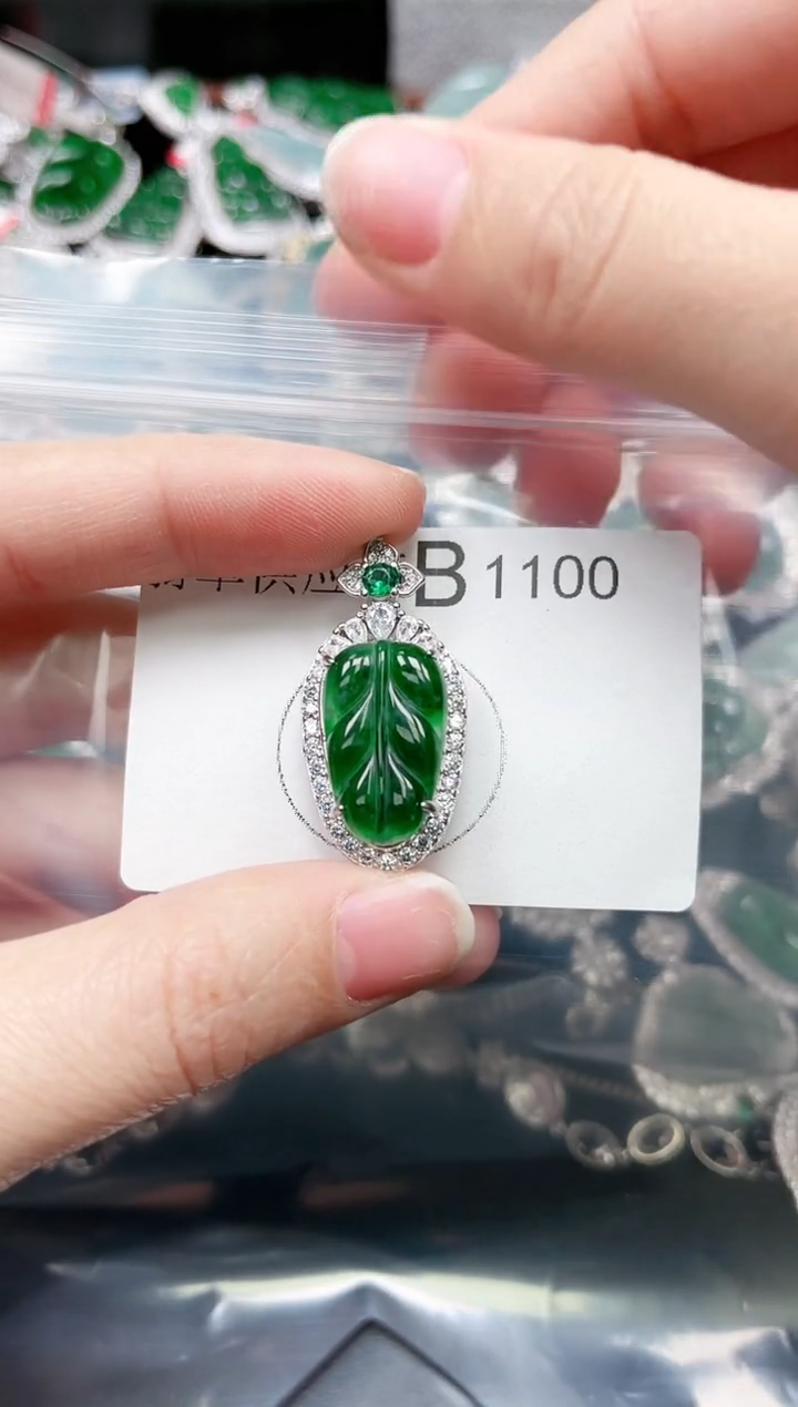 【闪购商品】翡翠颈饰未镶嵌1100赠皮绳