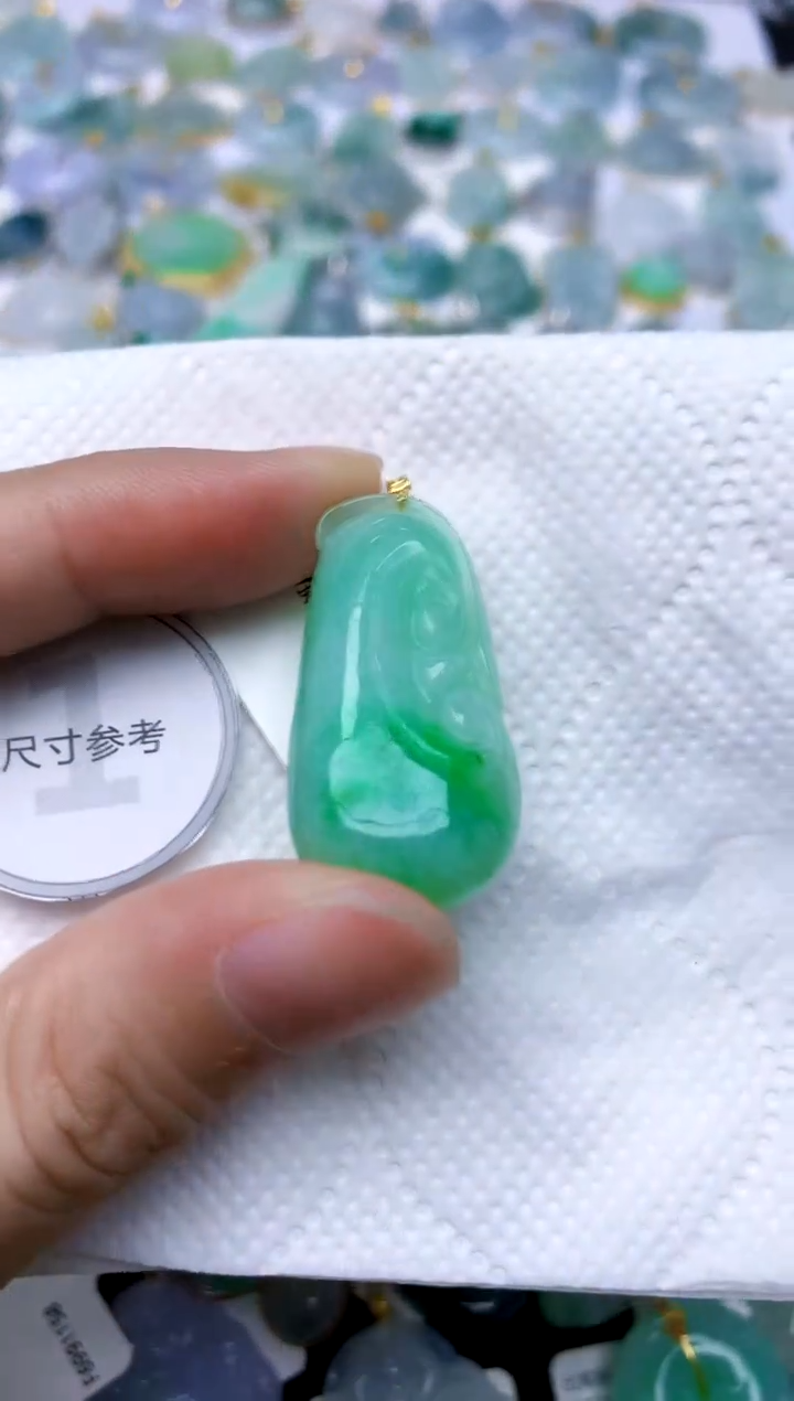 颈饰18K金镶嵌翡翠天然A货翡翠