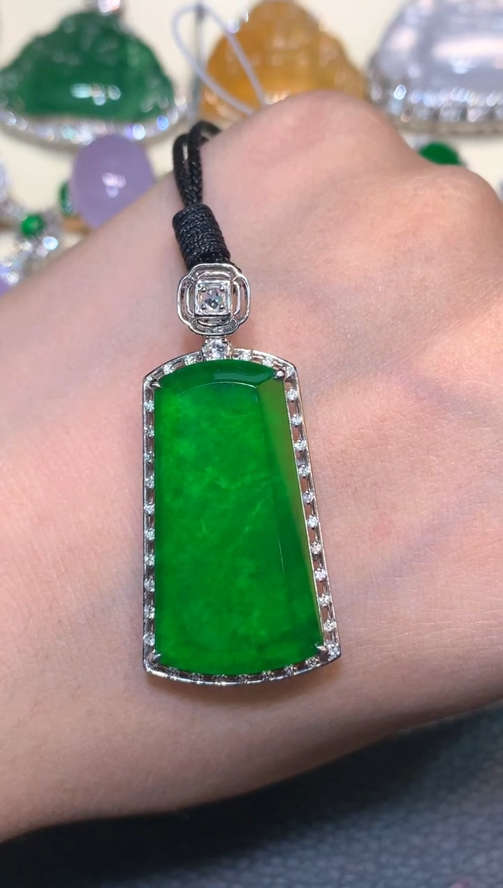 颈饰18K金镶嵌翡翠1