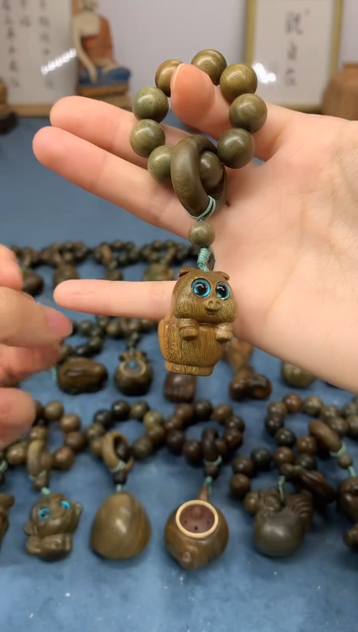 【闪购商品】维腊木（绿檀）把件小猪 盘玩件