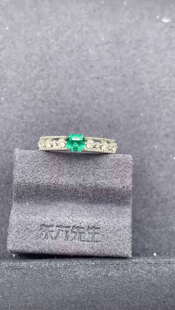 18K金镶嵌戒指祖母绿0.35ct祖母绿 FE 定制