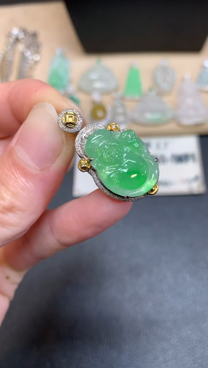 【闪购商品】翡翠颈饰18K金镶嵌财神爷【无服务费】