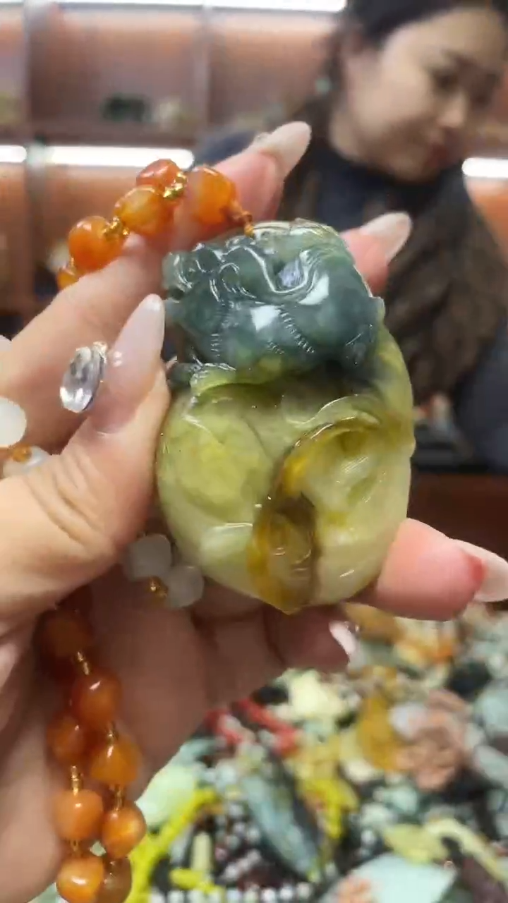 未镶嵌蛇纹石玉吊坠 