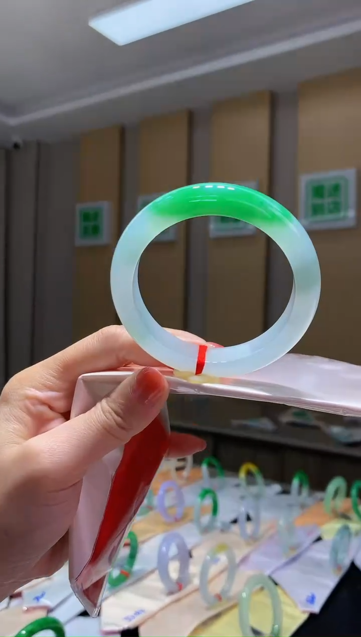 未镶嵌手镯翡翠- Q30圈口56.3 全款30万 定金2万